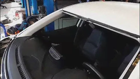 Установка лобового стекла Mazda 3 BM