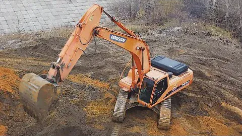 Экскаватор Doosan 340LCV  в работе. АЗС.
