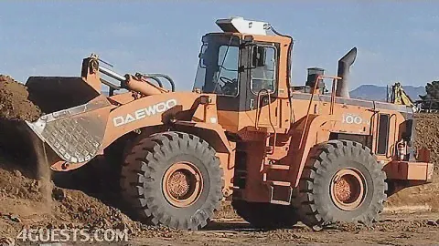 DAEWOO MEGA 400 V LOADER IN ACTION WORKING