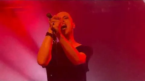 Solar Fake - „Wish Myself Away“ - 10.06.2022 - Frankfurt, Das Bett