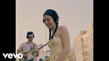 Lorde - Dominoes (Rooftop Performance)
